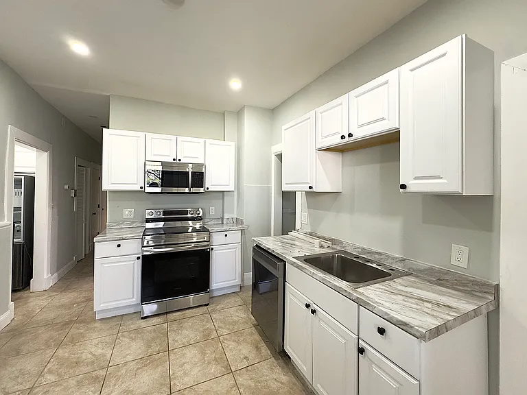 16 Charlotte St #2L — Photo 1