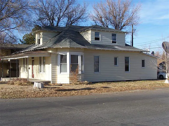 4 bed, 1.0 bath, 1400 sqft, $1,300