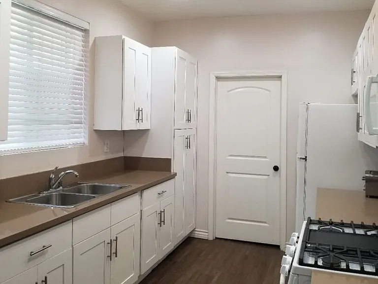 3582 S Budlong Ave — Photo 5