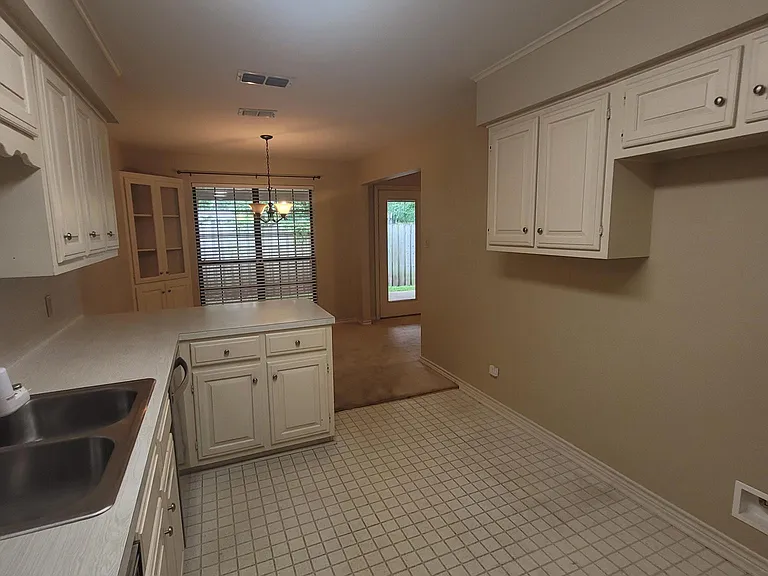 414 Amberwood Cir — Photo 15
