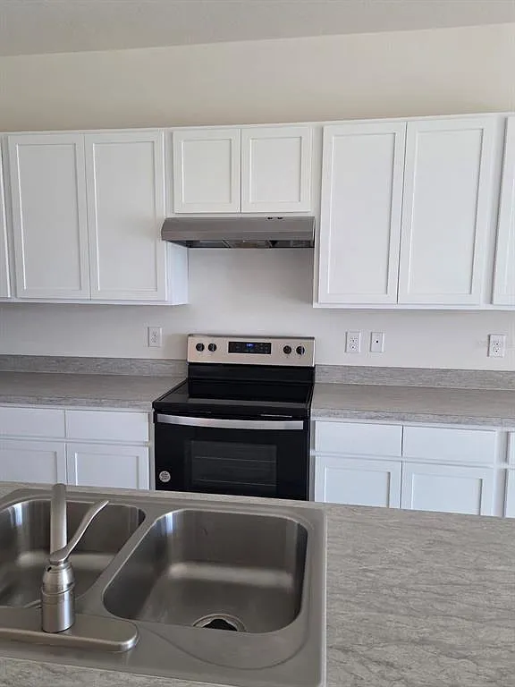 3 bed, 2.5 bath, 1676 sqft, $2,300 — Photo 3