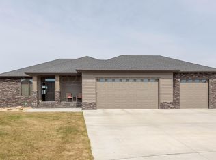 1042 47th Pl W, West Fargo, ND 58078