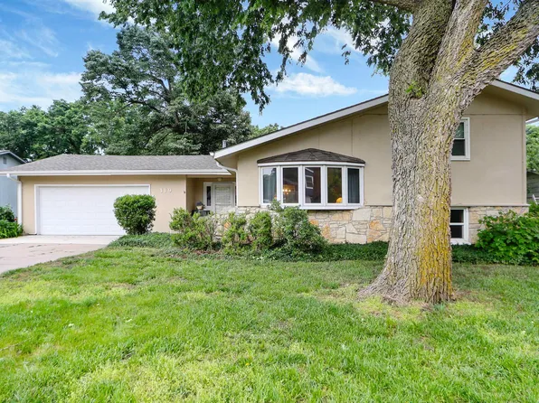 119 Riverview Dr, Wamego, KS 66547