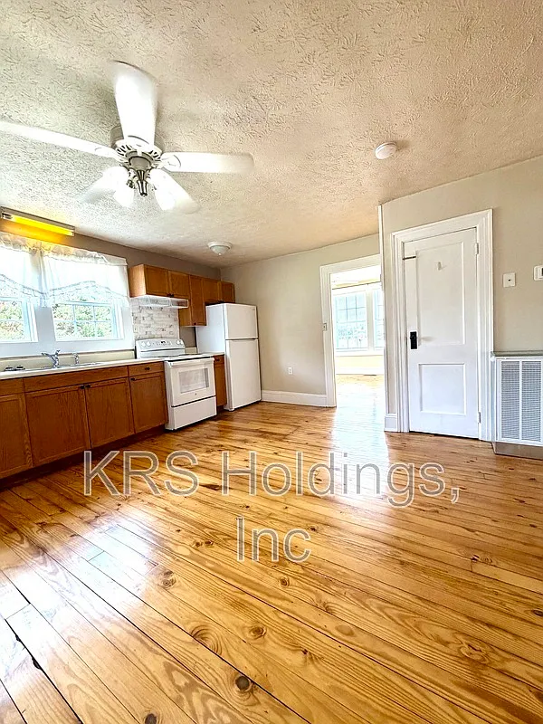 3 bed, 1.5 bath, 1340 sqft, $1,649 — Photo 2