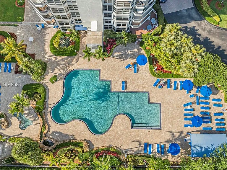 3500 Mystic Pointe Dr #604 — Photo 31
