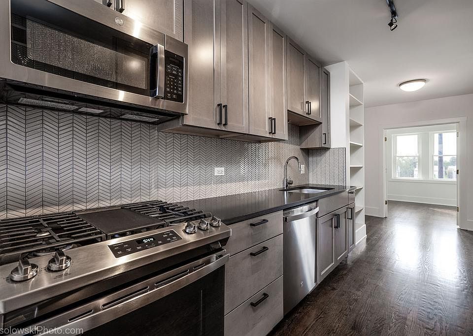 1st image of 2608 W Montrose Ave APT 3