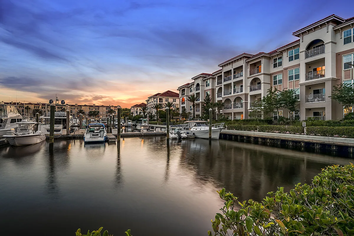 Building Photo - Views at Harbortown