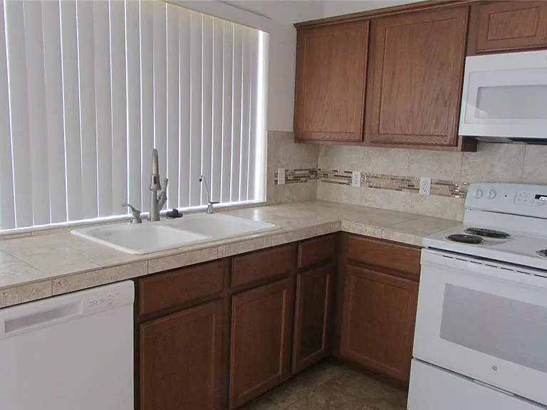 2402 E Prickly Pear Dr — Photo 5