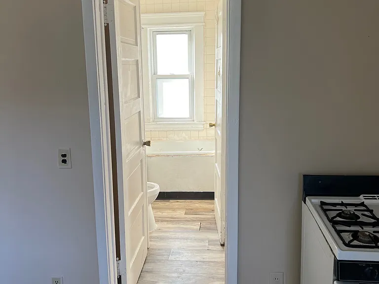 535 Richmond Ave — Photo 9
