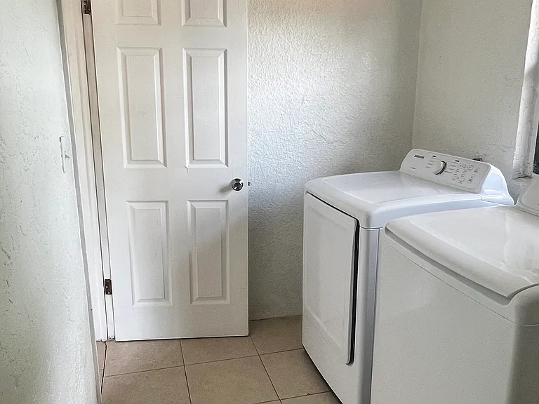 1742 NW 29th Way — Photo 6