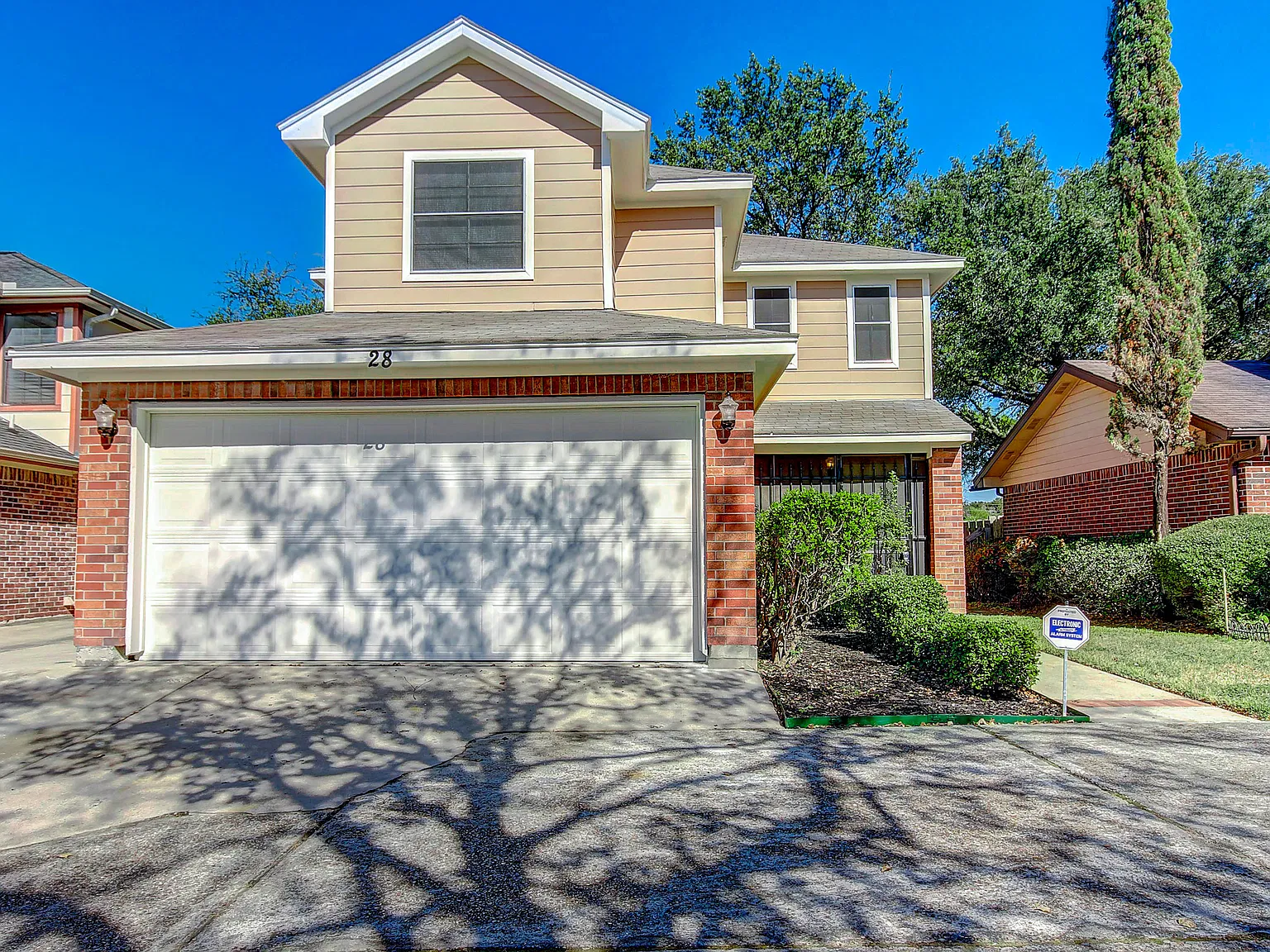 28 Regency Ln Houston TX 77088 — Photo 1