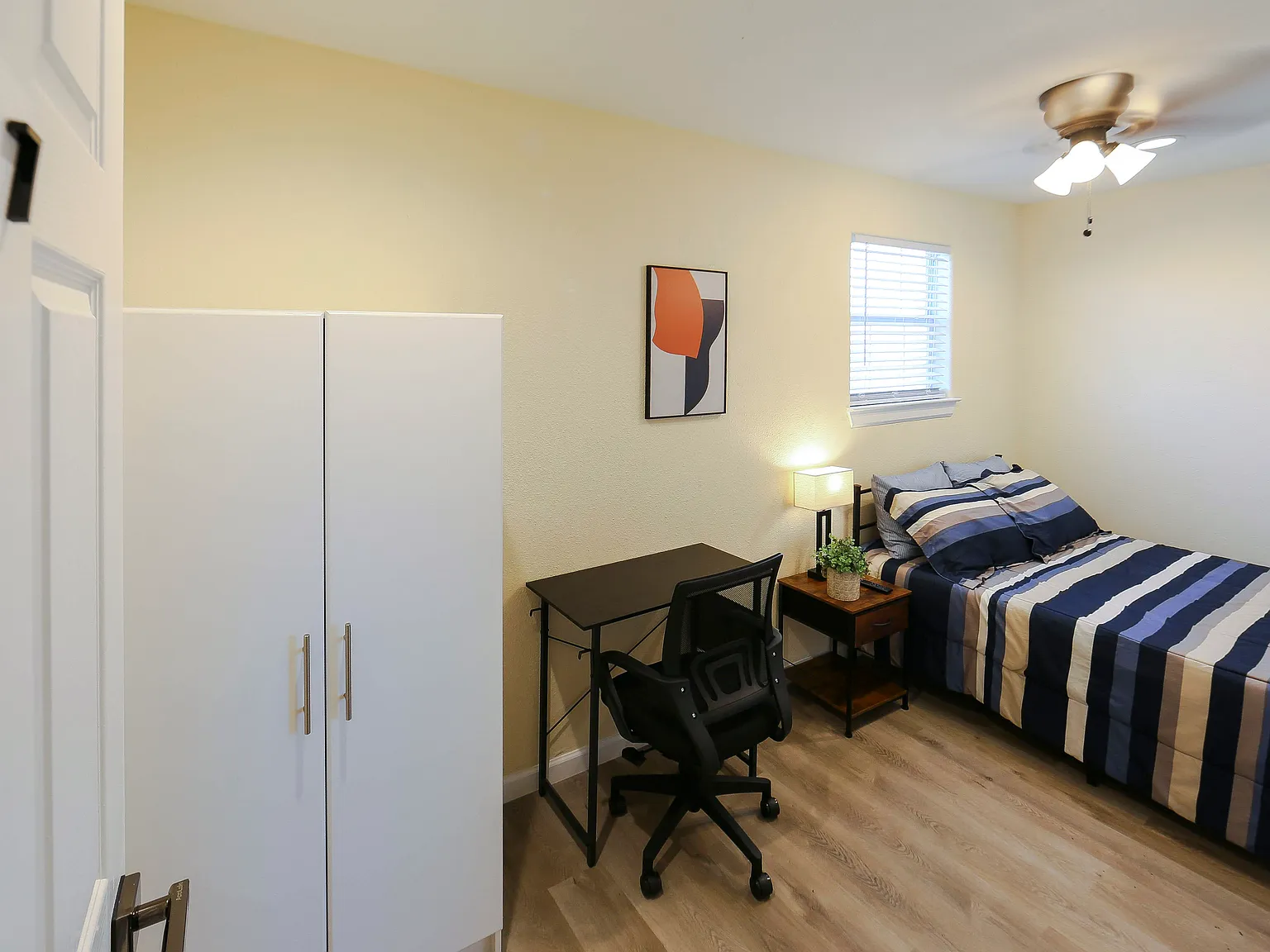 4 bed, 3.0 bath, 2229 sqft, $689 — Photo 1