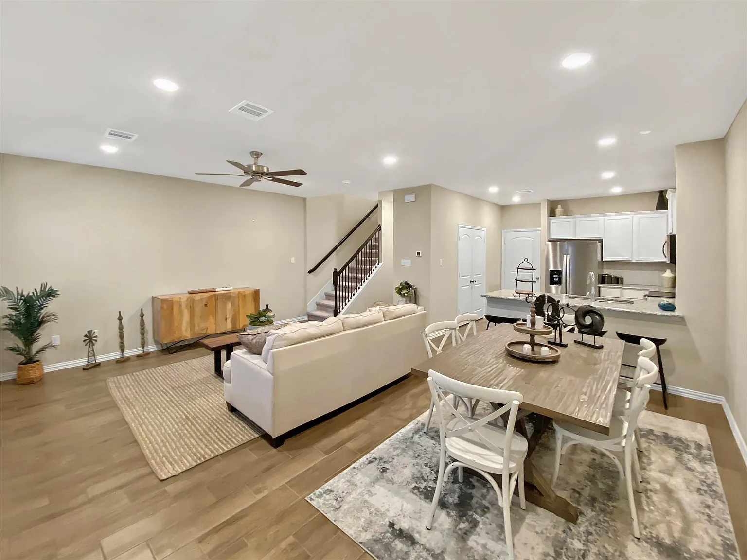 3 bed, 2.5 bath, 1536 sqft, $2,100 — Photo 4