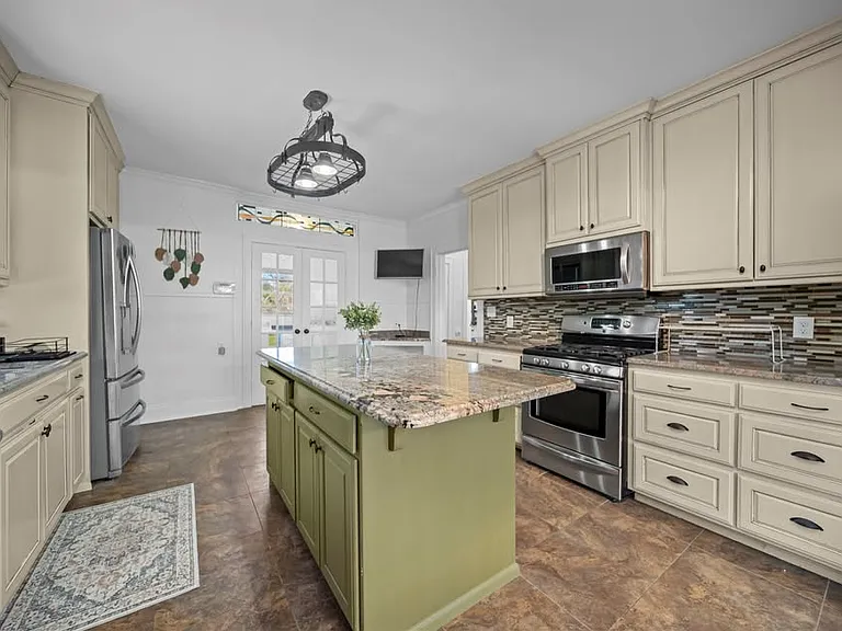 210 E Dobbs St — Photo 17