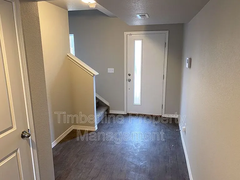 889 Grissom Dr — Photo 3