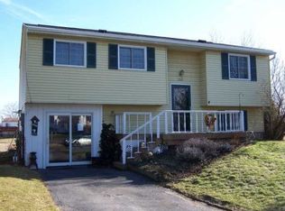 5781 Limestone Ln, Farmington, NY 14425