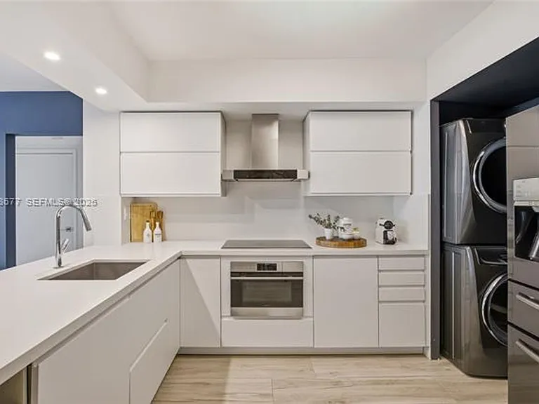 31 SE 5th St #2410 — Photo 1