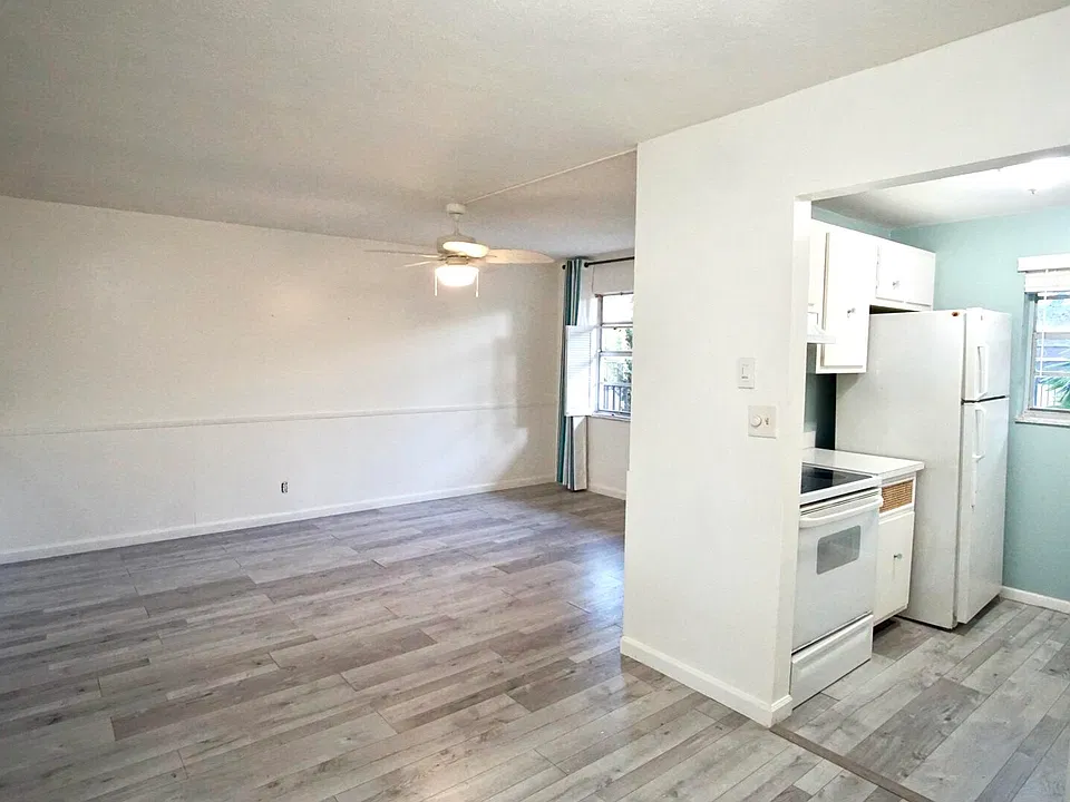205 NE 3rd St #203