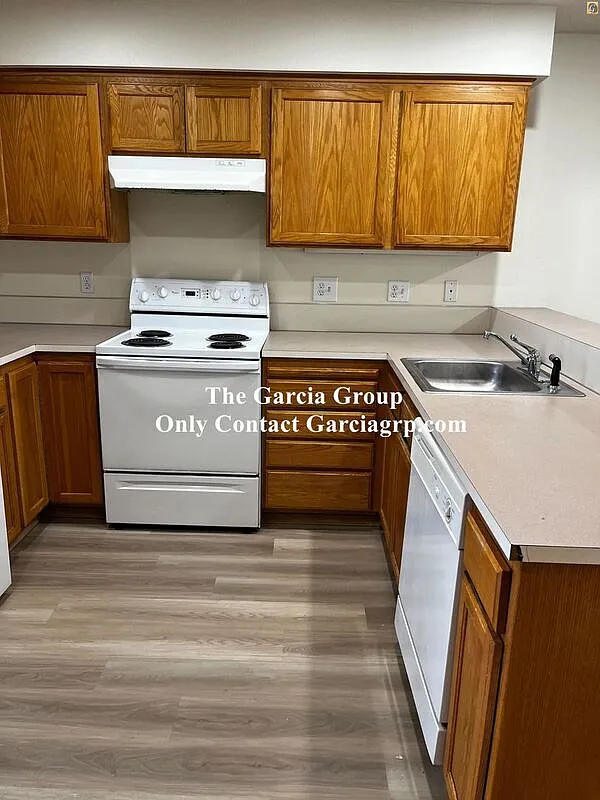 2 bed, 1.5 bath, 990 sqft, $1,895 — Photo 2