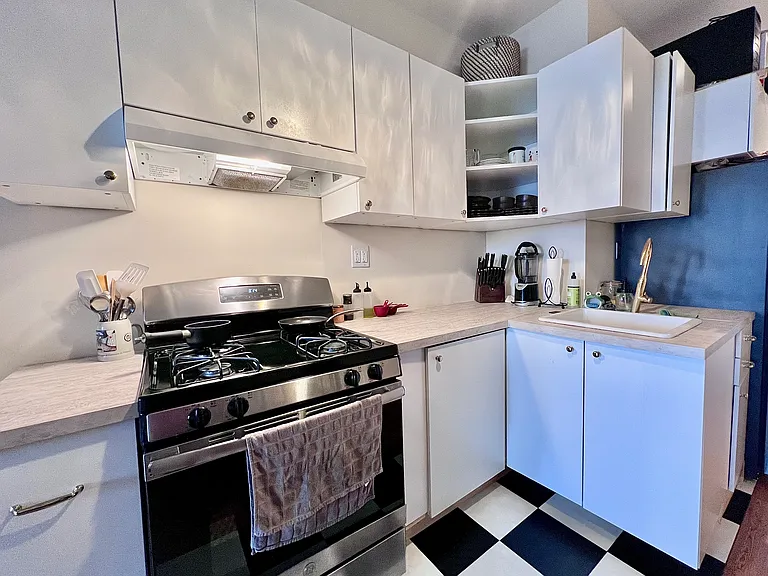 243 16th St #4R — Photo 8