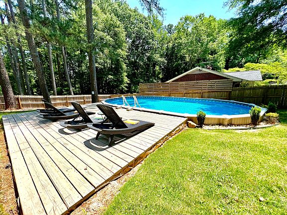 Backyard: Pool only open May - Sep, HotTub open all year long.