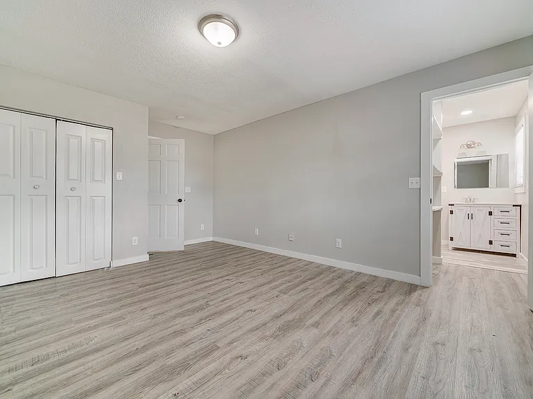 112 Liverpool Dr SE — Photo 14