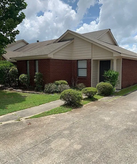 6600 Chaprice Ln — Photo 2