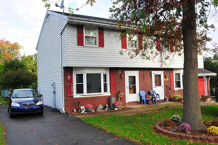 9 Clarendon Dr photo 1