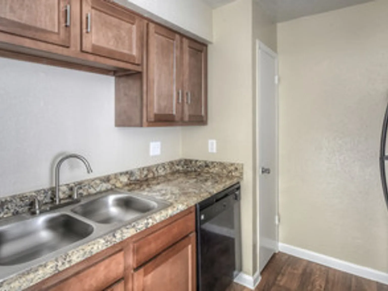 Heatherwood Apartments — Photo 3