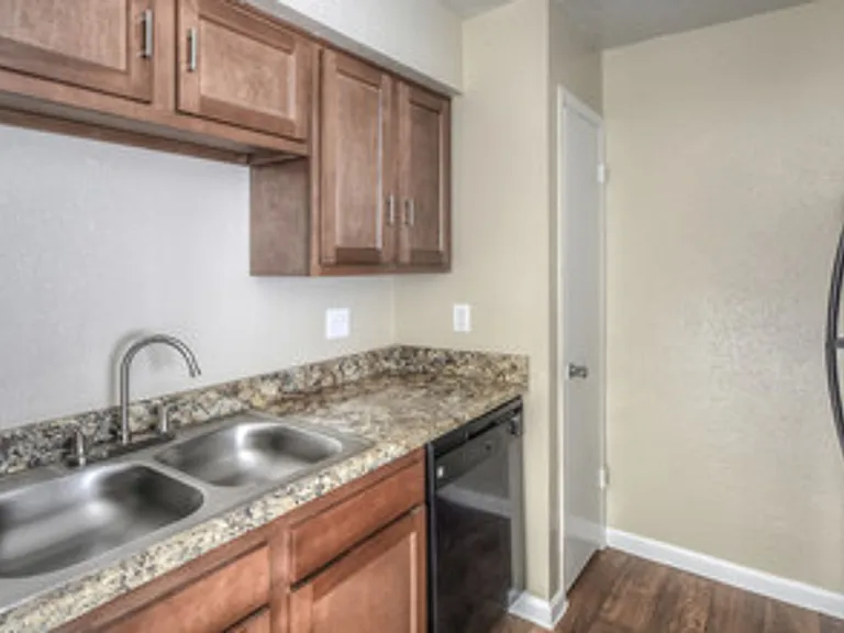 Heatherwood Apartments — Photo 3