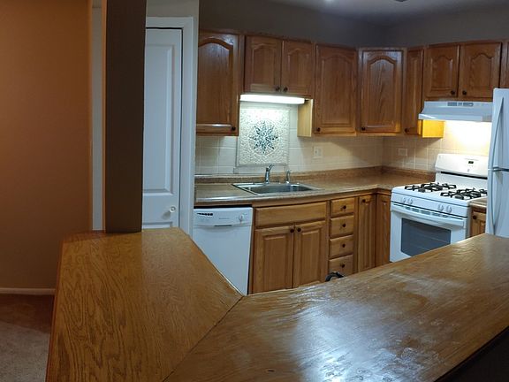 2nd image of 16W515 79th St APT 208