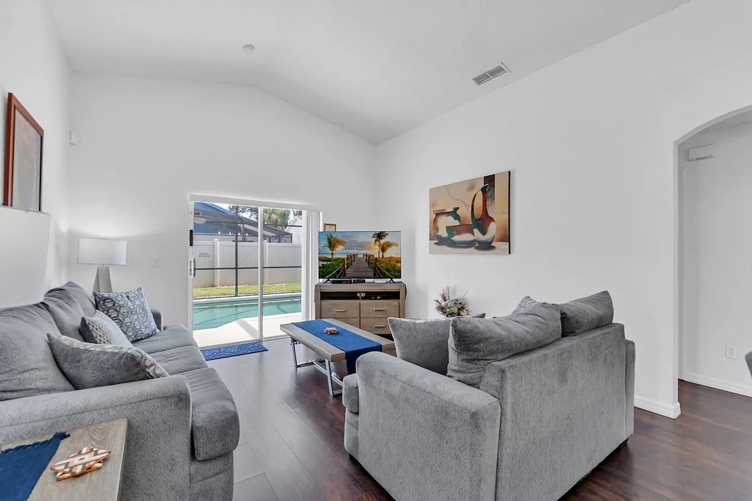 3 bed, 2.0 bath, 1237 sqft, $4,728 — Photo 2