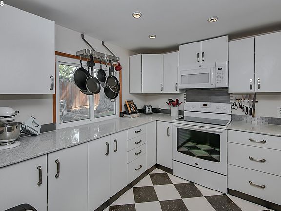 3rd image of 1792 SE Dowery Ln