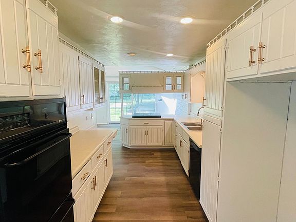 3rd image of 131 Boyles Ave