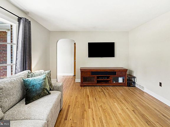 5th image of 400 Rosewood Ln