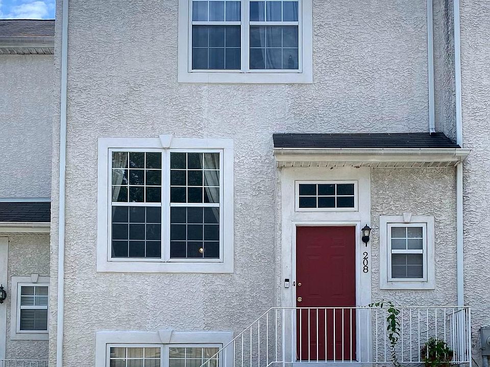 1st image of 208 Thomas Ln S