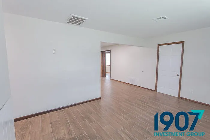 704 SW 2nd St — Photo 8