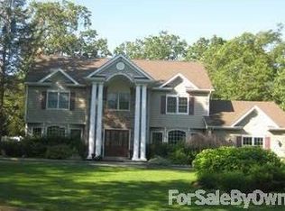 16 Threepence Dr, Melville, NY