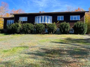 66 High St, Peru, ME 04290