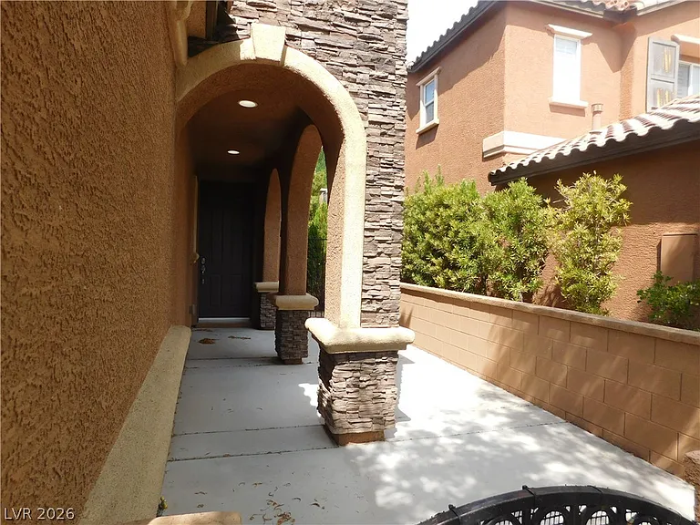 913 Ambrosia Dr — Photo 3