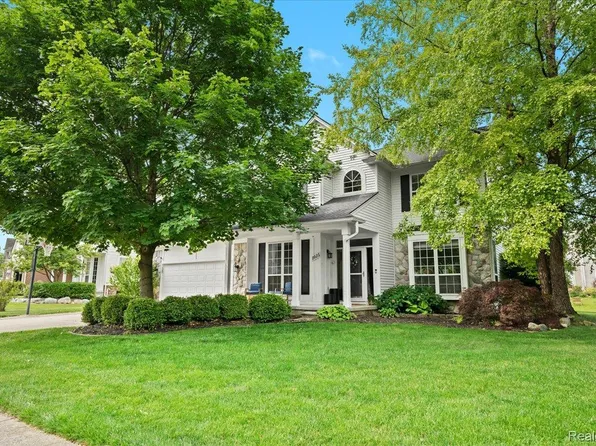 1035 Equestrian Dr, South Lyon, MI 48178