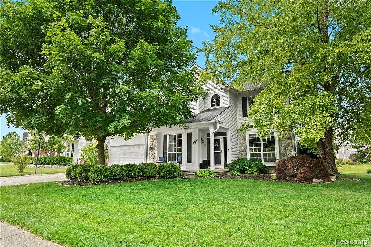 1035 Equestrian Dr photo 1