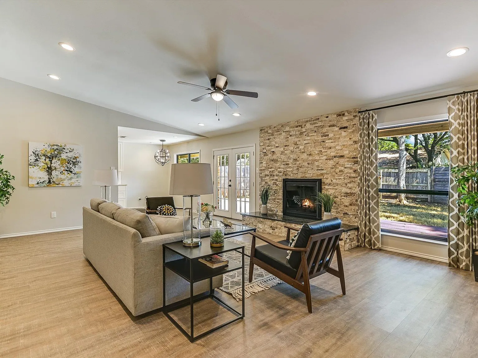 3 bed, 2.0 bath, 1619 sqft, $3,100 — Photo 2
