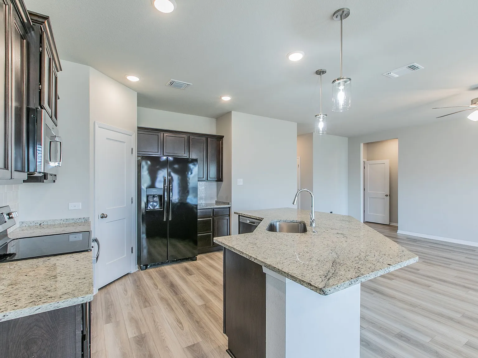 3 bed, 1415 sqft, $1,750 — Photo 3