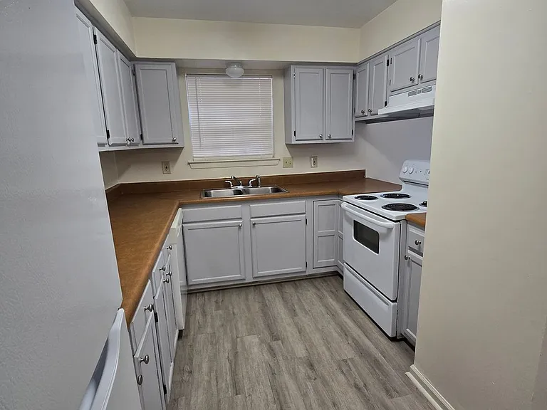 8469 Governor Dr — Photo 21