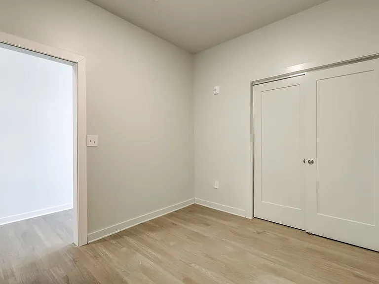 115 W Hamburg — Photo 13
