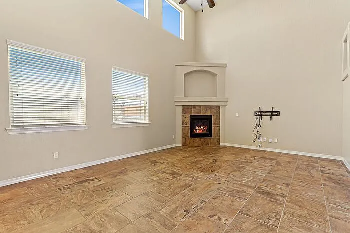 4 bed, 3.0 bath, 2569 sqft, $2,195 — Photo 4