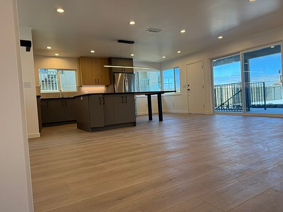 3rd image of 449 Merritt Ave APT D