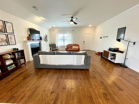 4th image of 1010 Gardenia St