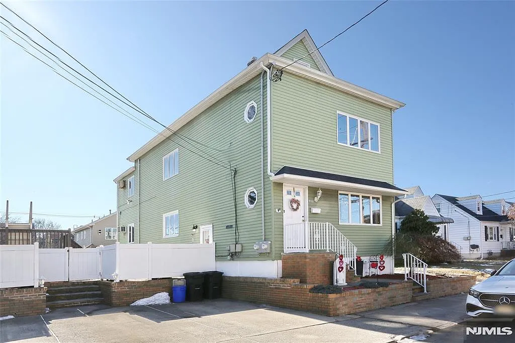 3 bed, 1.5 bath, $2,800 — Photo 3